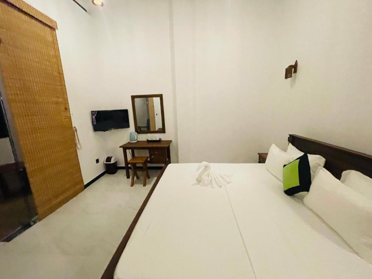 Dk Zur Einkenr Hotel Ahangama Exteriör bild